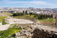 Die säulenbewährte Hauptstraße der antiken Stadt Gerasa führt zum imposanten ovalen Forum, Jordanien - © flog / franks-travelbox