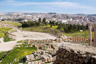 Die säulenbewährte Hauptstraße der antiken Stadt Gerasa führt zum imposanten ovalen Forum, Jordanien