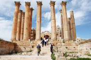 Von den 32 korinthischen Säulen des Artemis-Tempels in Gerasa, Jordanien, ragen heute noch elf in den Himmel - © flog / franks-travelbox
