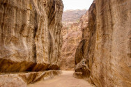 Versteckt in einem Talkessel haben die Nabatäer vor 2000 Jahren die gewaltige Felsenstadt Petra aus dem roten Sandstein gehauen, Jordanien - © flog / franks-travelbox