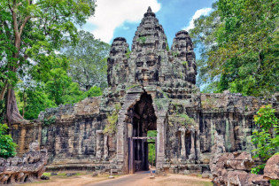 Das Eingangstor zur Tempelanlage Angkor Wat in Kambodscha