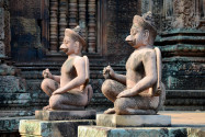 Seit dem 16. Jahrhundert gilt Angkor Wat als buddhistisches Heiligtum, Inschriften auf den uralten Mauern verkünden buddhistischen Botschaften, Kambodscha - © Trazos sobre Papel / Shutterstock