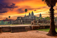 Die faszinierende Tempelanlage Angkor Wat aus dem 10. bis 15. Jahrhundert bei Sonnenaufgang, Kambodscha - © Muzhik / Shutterstock