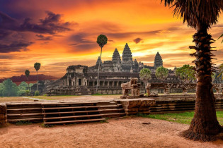 Die faszinierende Tempelanlage Angkor Wat aus dem 10. bis 15. Jahrhundert bei Sonnenaufgang, Kambodscha