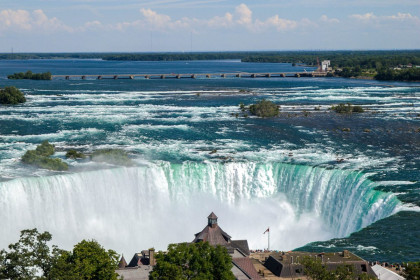 Blick vom Skylon-Tower von der kanadischen Seite auf die Niagara-Fälle, Kanada/USA