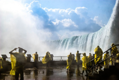 Der gelbe Regenschutz ist bei der „Journey behind the Falls" im Preis inbegriffen, Niagara-Fälle, Kanada/USA