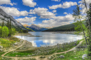 Der Medicine-Lake im Jasper Nationalpark in Kanada ist ein mystischer Ort, um den sich viele Indianerlegenden ranken - © BGSmith / Shutterstock