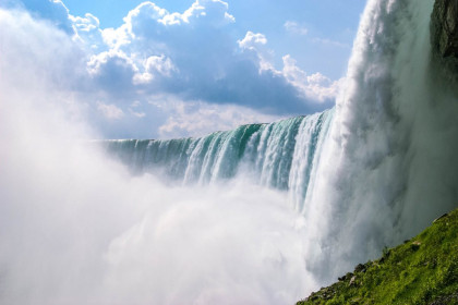 Die Niagarafälle an der Grenze zählen zu den bekanntesten Wasserfällen der Welt; Imposante Wassermengen stürzen 50m in die Tiefe und können von den Besuchern bestaunt werden, Kanada/USA