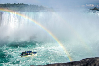 Eine Fahrt mit der „Maid of the Mist" I und II, zwei Ausflugsbooten, bringt die Besucher bis direkt an den unteren Rand der Horseshoe-Fälle, Niagara-Fälle. Kanada/USA
