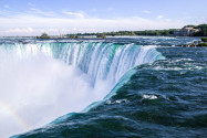 Zwischen den beiden riesigen Seen Lake Erie und Lake Ontario fließt der Niagara River, der sich bei den Niagarafällen knapp 60m eine Schlucht hinunterstürzt, Kanada/USA - © James Camel / franks-travelbox