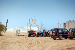 Allradfahrzeuge und Quads auf einem Parkplatz vor der Wüste, Boa Vista, Kap Verde