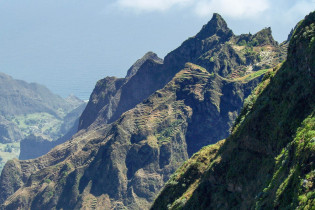 Der erloschene Vulkan Cova de Paúl reckt seinen Krater auf der Insel Santo Antão an die 1.000 Meter über den Meeresspiegel, Kap Verde