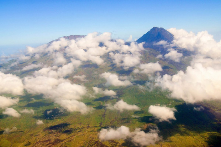 Der Pico do Fogo, der höchste Berg der Kap Verden, auf der Insel Fogo umgeben von Wolken