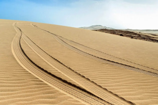 Fahrzeugspuren in den Sanddünen auf Boa Vista, Kap Verde
