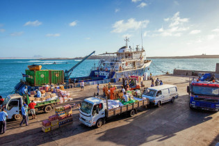 Geschäftiges Treiben im Hafen von Sal Rei auf Boa Vista, Kap Verde