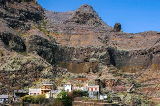 Ribeira das Fonteinhas ist ein winziges Dorf, das sich auf der Insel Sao Antão auf eine Felsnase schmiegt, Kap Verde