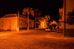 Ruhige Straße im nächtlichen Tarrafal, Santiago, an den Sommerwochenenden herrscht hier allerdings oft Hochbetrieb, Kap Verden