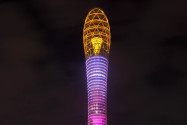 Bei nächtlicher Beleuchtung wird deutlich, warum der 300m hohe Aspire Tower in Katar auch "Torch Hotel" genannt wird - © Philip Lange / Shutterstock