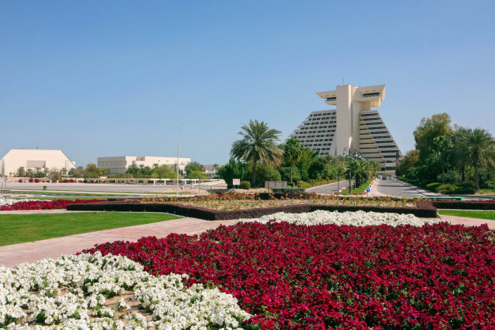 Das auffällige Sheraton-Hotel markiert das nördliche Ende von Dohas Corniche und ist vom idyllischen Sheraton-Park umgeben, Katar