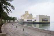 Das Museum of Islamic Art steht auf Wunsch des Architekten auf einer eigenen Insel, damit seine Wirkung von anderen Gebäuden nicht geschwächt werden kann, Doha, Qatar - © FRASHO / franks-travelbox
