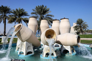 Der berühmte Kreisverkehr mit den Wasserkrügen in Doha liegt zwischen dem Museum für Islamische Kunst und dem berühmten islamischen Kulturzentrum FANAR, Katar