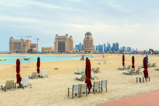 Der traumhafte Strand von Katara in Doha, im Hintergrund thronen die modernen Hotels, Katar