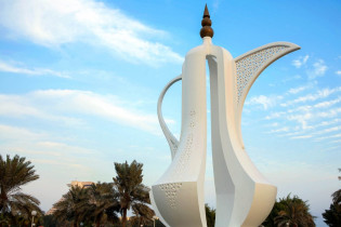 Im Sheraton-Park an der Corniche von Doha thront eine riesige "Dallah", eine traditionell arabische Kaffeekanne, Katar