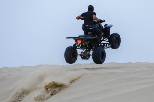 Eine Sprungeinlage beim Dune Bashing, Mesaieed, Katar