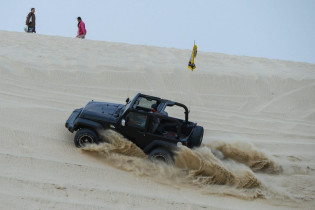 Je mehr PS die Autos haben, desto leichter kommen sie die Sanddünen hinauf, Dune Bashing, Mesaieed, Katar