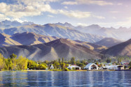Blick auf die faszinierende Berglandschaft am Issyk Kul See, Kirgistan - © Pikoso.kz / Shutterstock