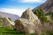 Ein gewichtiger Felsbrocken im Ala Archa Nationalpark, Kirgisistan - © Artem Loskutnikov / Shutterstock