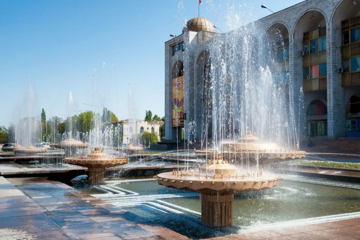 Die 2 Millionen Einwohner von Bishkek, Kirgistan, genießen mit Hochschulen, Museen, Restaurants, Cafés und Einkaufsmöglichkeiten die Annehmlichkeiten einer modernen Großstadt