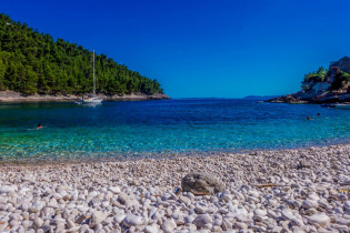 Auf ihrer Küstenlänge von 182 Kilometern bietet die Insel Korcula romantische Buchten mit idyllischen Stränden, Kroatien