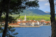 Blick auf den aufstrebenden Touristenort Jelsa auf der kroatischen Insel Hvar; der ideale Ausgangspunkt für Wanderungen und Boots- und Badeausflüge - © FRASHO / franks-travelbox