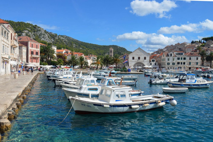 Blick auf den Hafen der Stadt  Hvar, zu jeder Tageszeit herscht hier reges Treiben, Insel Hvar, Kroatien