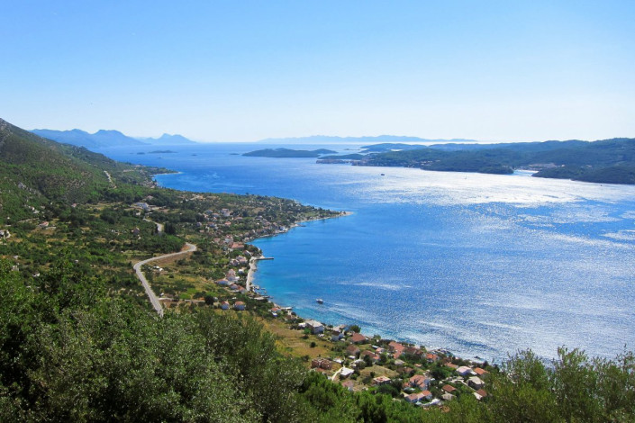 Blick über die beiden historischen Fischerdörfer Kućište und Viganj; rechts die benachbarte Insel Korčula, Halbinsel Pelješac, Kroatien