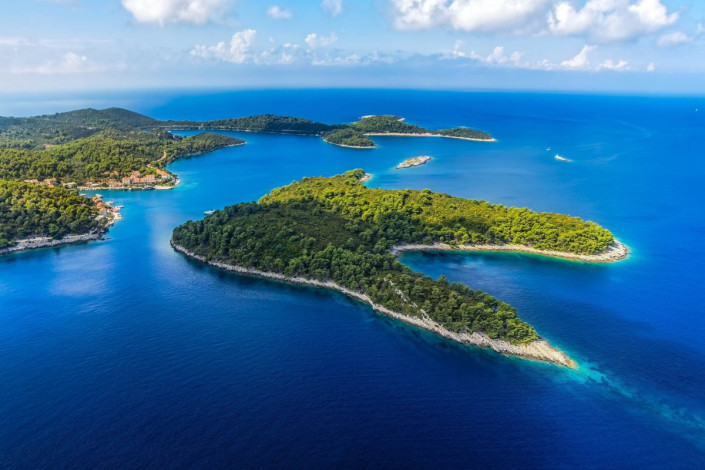 Das westliche Drittel der malerischen Insel Mljet vor der südlichen Küste von Kroatien wird vom Nationalpark Mljet eingenommen
