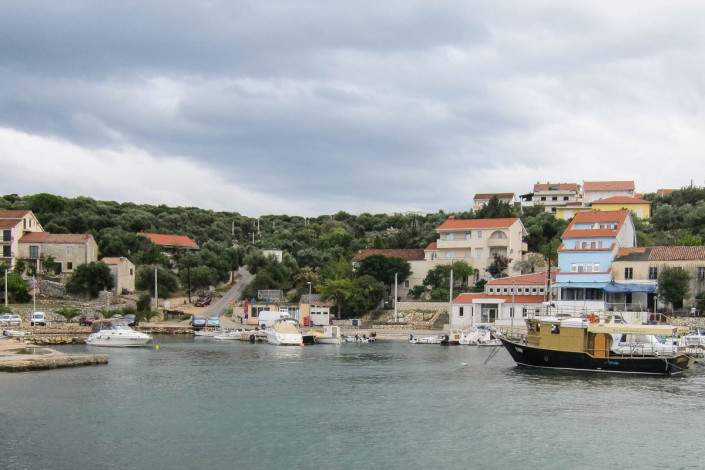 Der beschauliche Hafen in der Ortschaft Lun auf der gleichnamigen Halbinsel im Norden von Pag, Kroatien