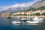 Der Hafen in der Altstadt von Makarska mit den mächtigen Bergen im Hintergrund, Kroatien - © FRASHO / franks-travelbox