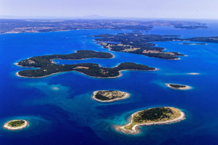 Der Nationalpark Brijuni liegt vor der Küste von Istrien über mehrere Inseln verstreut, die heute der Tierwelt, Touristen und Privatpersonen gehören, Kroatien