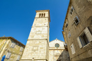 Die dreischiffige Marienkirche von Cres Stadt, Kroatien, stammt aus dem Jahr 1554 und beherbergt eine wertvolle spätgotische Marienstatue - © ah_fotobox / Shutterstock