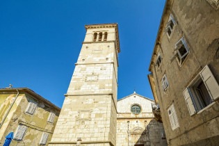 Die dreischiffige Marienkirche von Cres Stadt, Kroatien, stammt aus dem Jahr 1554 und beherbergt eine wertvolle spätgotische Marienstatue