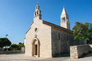 Die Pfarrkirche des Hl. Rochus liegt im alten Ortsteil von Lumbarda auf dem Hügel Velika Glavica, Korcula, Kroatien - © Zvonimir Atletic / Shutterstock