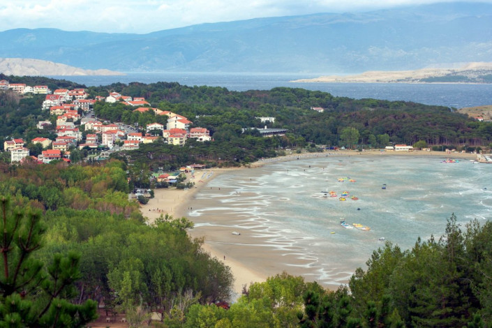 Die sichelförmige Bucht von Lopar im Norden von Rab hat einen herrlichen Sandstrand zu bieten, der keine Urlaubs-Wünsche offen lässt, Kroatien