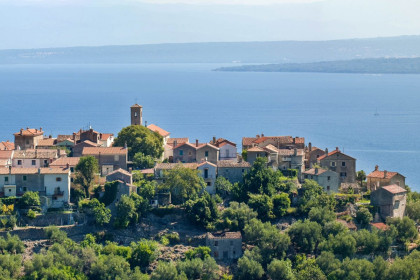 Die winzige Ortschaft Beli im Norden der Insel Cres lockt Kroatien-Urlauber vor allem mit seiner himmlischen Ruhe und fantastischen Aussicht über die Adria