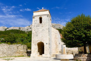 Direkt an der Straße durch Jurandvor im Süden von Krk liegt die steinerne Lucienkapelle, bis 1851 Aufbewahrungsort der berühmten Steintafel von Baska, Kroatien - © James Camel / franks-travelbox