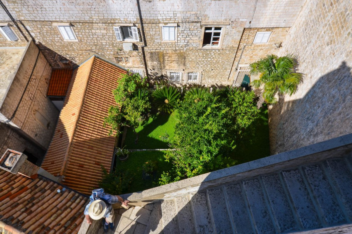 Beim Gang über die Stadtmauer von Dubrovnik hat man immer wieder schöne Einblick in die Innenhöfe der Häuser, Kroatien