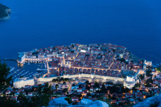 Blick vom Sergius-Berg auf das nächtlich beleuchtete Dubrovnik an der Küste von Kroatien