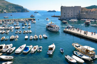 Der alte Hafen in Dubrovnik ist noch immer in Verwendung und so können Fischerboote und Segeljachten beim Ein- und Auslaufen beobachtet werden, Kroatien