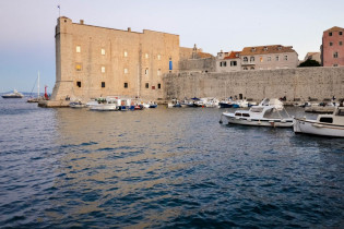 Der alte Hafen von Dubrovnik kurz vor Sonnenuntergang, im Hintergrund die Stadftmauer, Kroatien